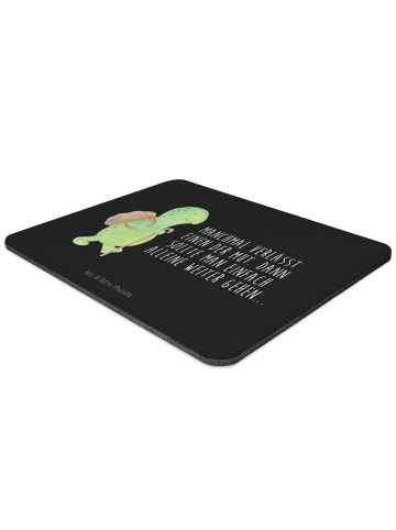 Mr. & Mrs. Panda Mauspad Schildkröte Wanderer mit Spruch in Schwarz