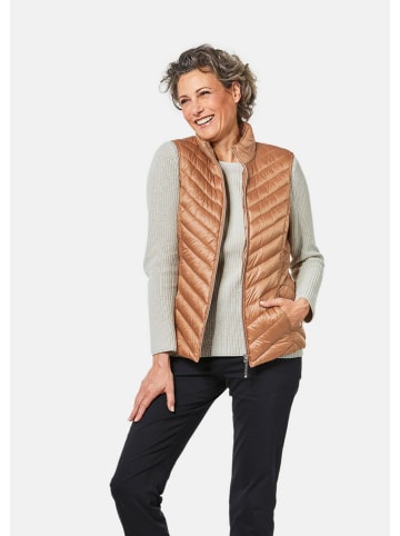 GOLDNER Kurzgröße:  Weste mit leichter Wattierung in milchkaffee