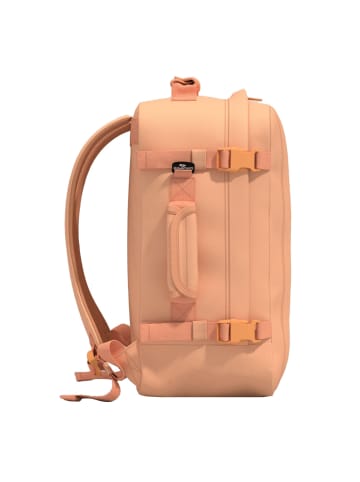 Cabinzero Adventure 124 Daypack 45 cm Laptopfach in sunny day