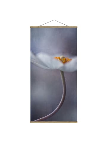 WALLART Stoffbild mit Posterleisten - Weiße Anemonenblüte in Violett