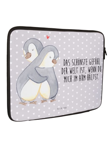 Mr. & Mrs. Panda Laptop Hülle Pinguine Kuscheln mit Spruch in Grau Pastell