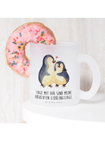 Mr. & Mrs. Panda Teetasse Pinguin umarmen mit Spruch in Transparent