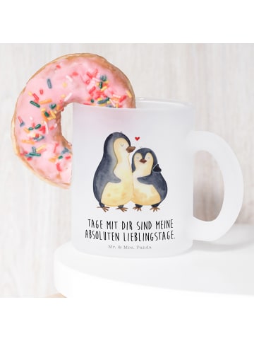 Mr. & Mrs. Panda Trinkglas Pinguin umarmen mit Spruch in Transparent