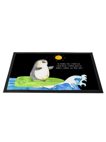 Mr. & Mrs. Panda Vorleger Pinguin Surfer mit Spruch in Schwarz