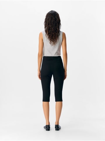 Object Caprihose in Black