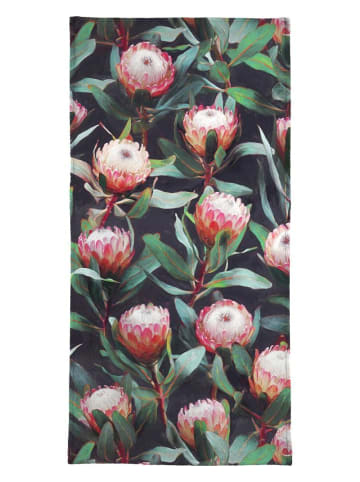 Juniqe Handtuch "Evening Proteas in Color" in Grün & Rot