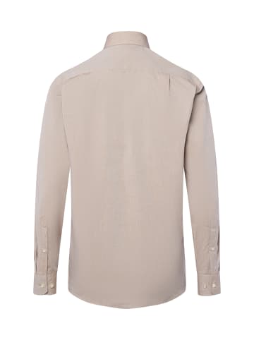 Andrew James Hemd in sand