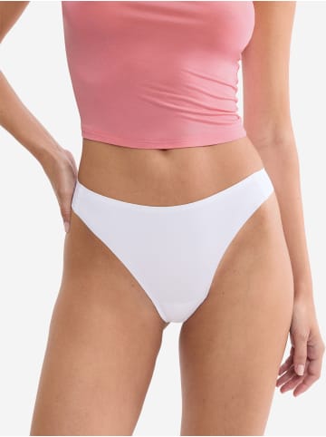 Triumph String Red Label Smart Invisible in white