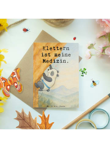 Mr. & Mrs. Panda Grußkarte Panda Klettern Design mit Spruch in Weiß