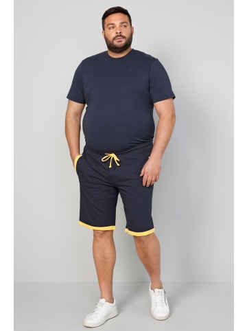 Men Plus Bermuda in marine