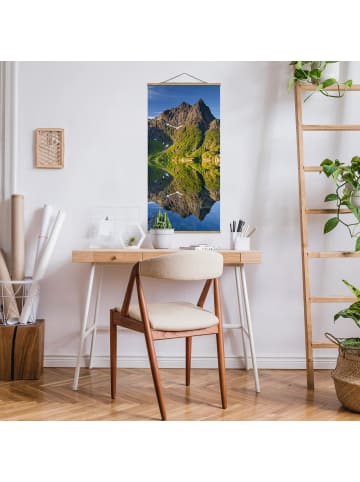 WALLART Stoffbild - Berglandschaft mit Wasserspiegelung in Norwegen in Grün