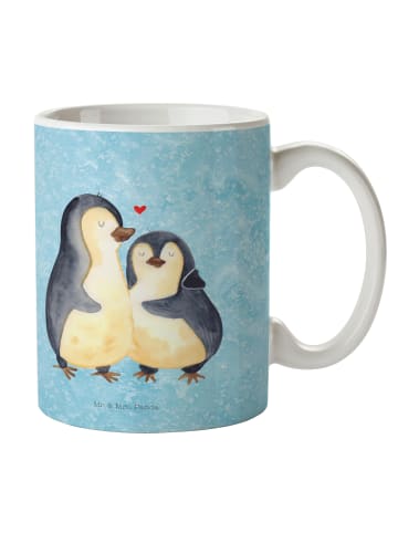 Mr. & Mrs. Panda Motivtasse Pinguin umarmen ohne Spruch in Eisblau