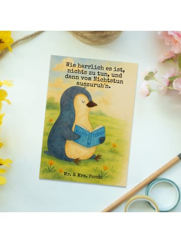 Mr. & Mrs. Panda Postkarte Pinguin Buch Design mit Spruch in Weiß