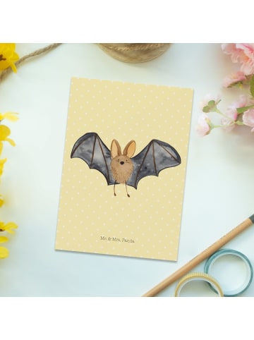 Mr. & Mrs. Panda Postkarte Fledermaus Flügel ohne Spruch in Gelb Pastell