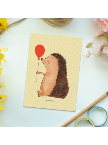 Mr. & Mrs. Panda Postkarte Igel Luftballon ohne Spruch in Gelb Pastell