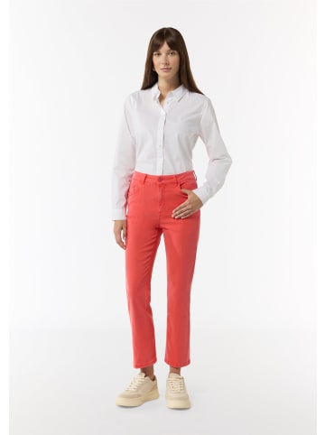 comma CI Hose lang in Rot