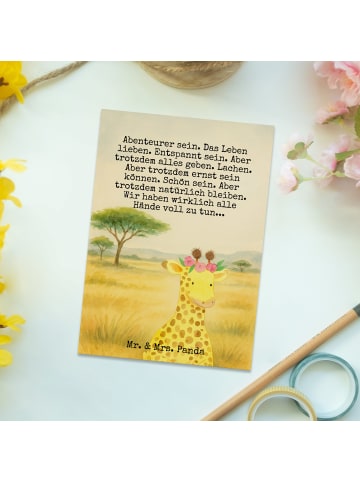 Mr. & Mrs. Panda Postkarte Giraffe Blumenkranz Design mit Spruch in Weiß