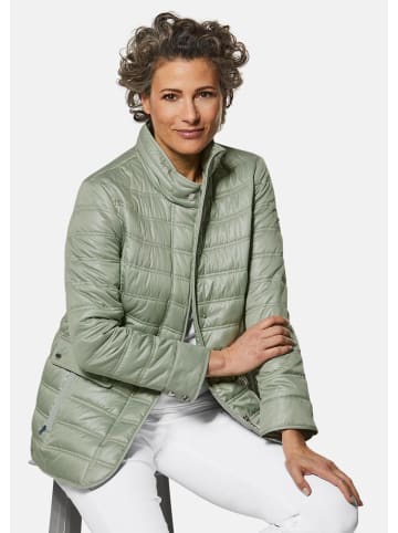 GOLDNER Kurzgröße:  Leichte Steppjacke mit vielen Details in baummoos
