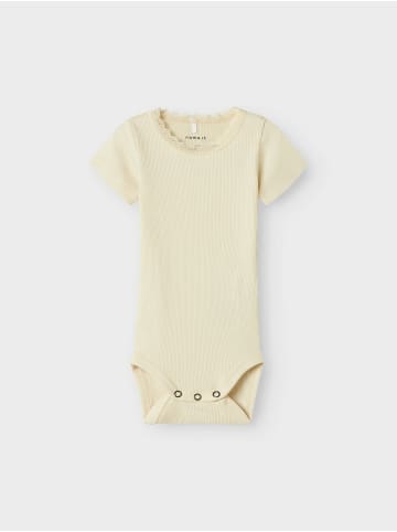 name it Kurzarmbody mit Spitzenbordüre in summer sand