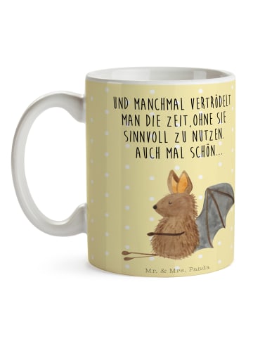 Mr. & Mrs. Panda Tasse Fledermaus Sitzen mit Spruch in Gelb Pastell