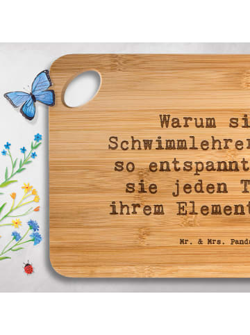 Mr. & Mrs. Panda Holzbrett Spruch Entspannte Schwimmlehrer mit S... in Braun