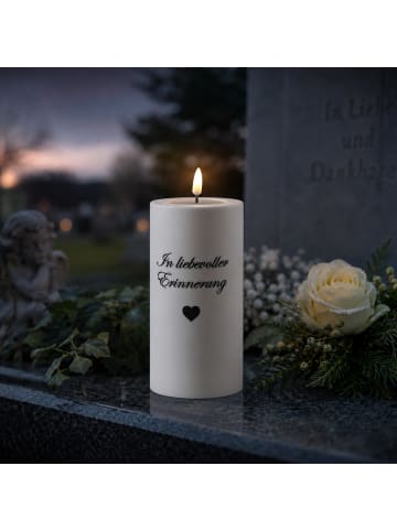 Deluxe Homeart LED Grabkerze mit Schriftzug Grablicht Trauerkerze H: 15cm in weiß