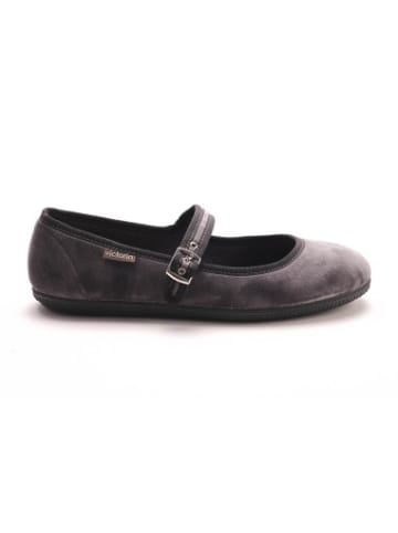 Victoria Janes Oda in Grau