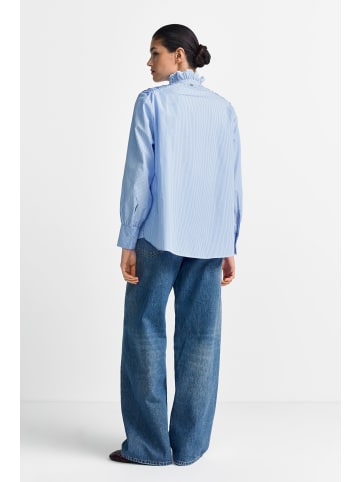 Bluse in hellblau weiß