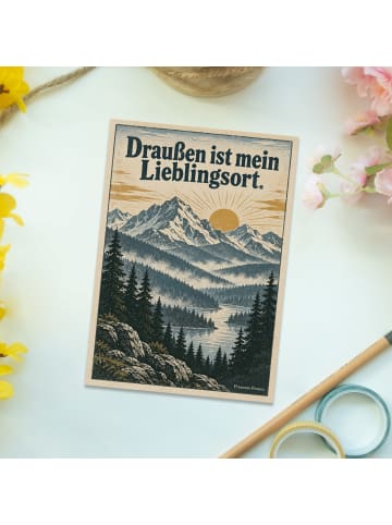 Mr. & Mrs. Panda Postkarte Berg abenteuerlich Design mit Spruch in Weiß