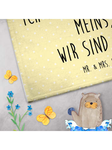 Mr. & Mrs. Panda Gästehandtuch Capybara Liebe mit Spruch in Gelb Pastell
