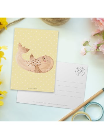 Mr. & Mrs. Panda bildkarte Robbe Liegen ohne Spruch in Gelb Pastell