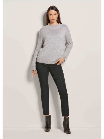 MADELEINE Kurzer Stehkragen-Pullover in steingrau / silberfarben / melange