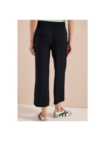 Cecil Capri in Black