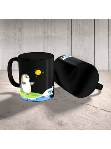 Mr. & Mrs. Panda Kaffeetasse Pinguin Surfer ohne Spruch in Schwarz