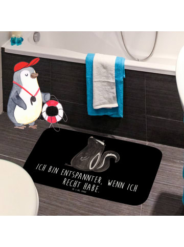 Mr. & Mrs. Panda Badezimmerteppich Stinktier Sitzen mit Spruch in Schwarz