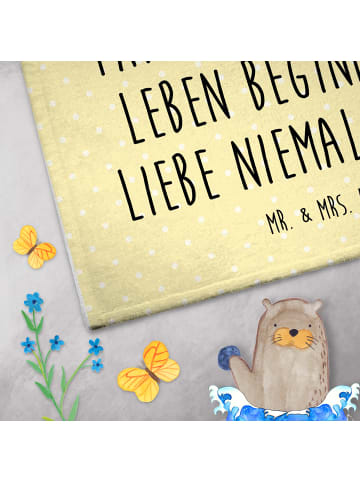 Mr. & Mrs. Panda Kinderhandtuch Waldtiere Picknick mit Spruch in Gelb Pastell