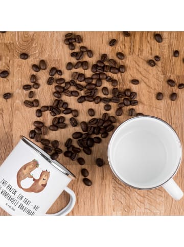 Mr. & Mrs. Panda Camping Emaille Tasse Brautpaar Herzen mit Spruch in Weiß