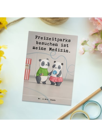 Mr. & Mrs. Panda Postkarte Pandas Freizeitpark besuchen Design m... in Weiß
