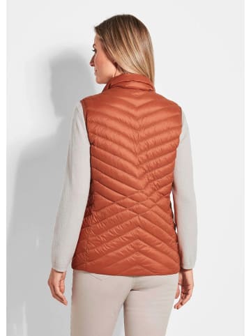 GOLDNER Kurzgröße:  Taillierte Daunenweste mit Stehkragen in terrakotta