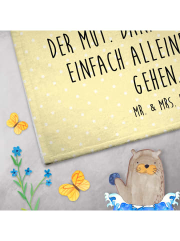 Mr. & Mrs. Panda Gästehandtuch Schildkröte Wanderer mit Spruch in Gelb Pastell