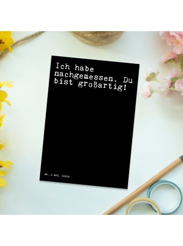 Mr. & Mrs. Panda Postkarte Ich habe nachgemessen. Du... mit Spruch in Schwarz