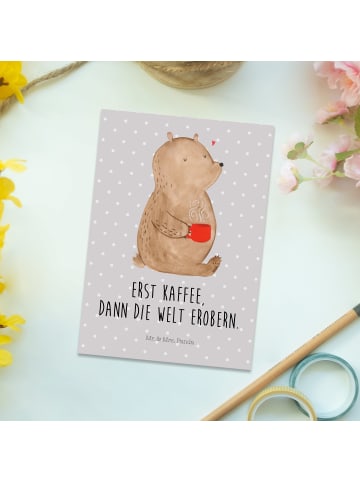 Mr. & Mrs. Panda Postkarte Bär Kaffee mit Spruch in Grau Pastell