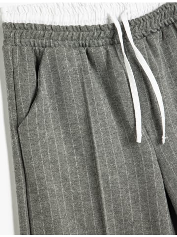 KOTON Hose in Grau Gestreift
