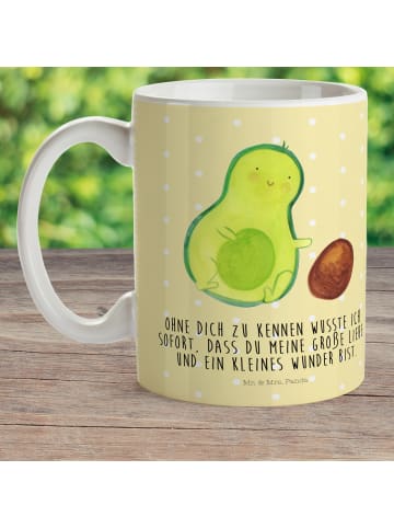 Mr. & Mrs. Panda Tasse Avocado Kern rollt mit Spruch in Gelb Pastell