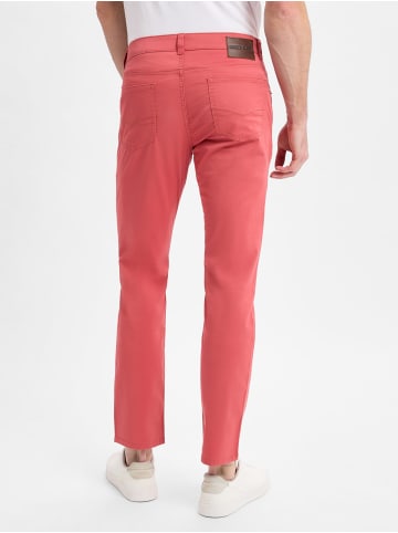 Andrew James Hose in koralle