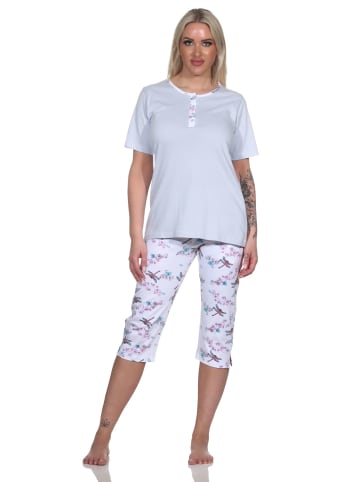 NORMANN Schlafanzug kurzarm Pyjama Capri Pyjamahose floralem Alloverprint in hellblau