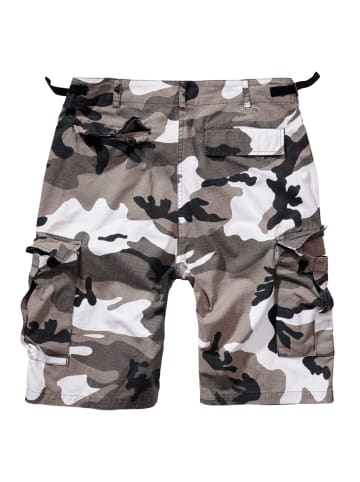 Brandit Shorts in urban