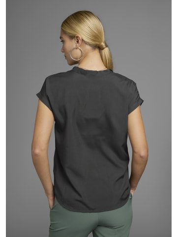 Bruno Banani Schluppenbluse in schwarz und wollweiß  (aus recyceltem Polyester)