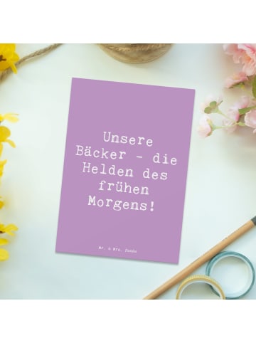 Mr. & Mrs. Panda Postkarte Spruch Bäcker Helden mit Spruch in Lavendeltraum
