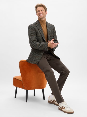 Andrew James Hose Aiden in schlamm